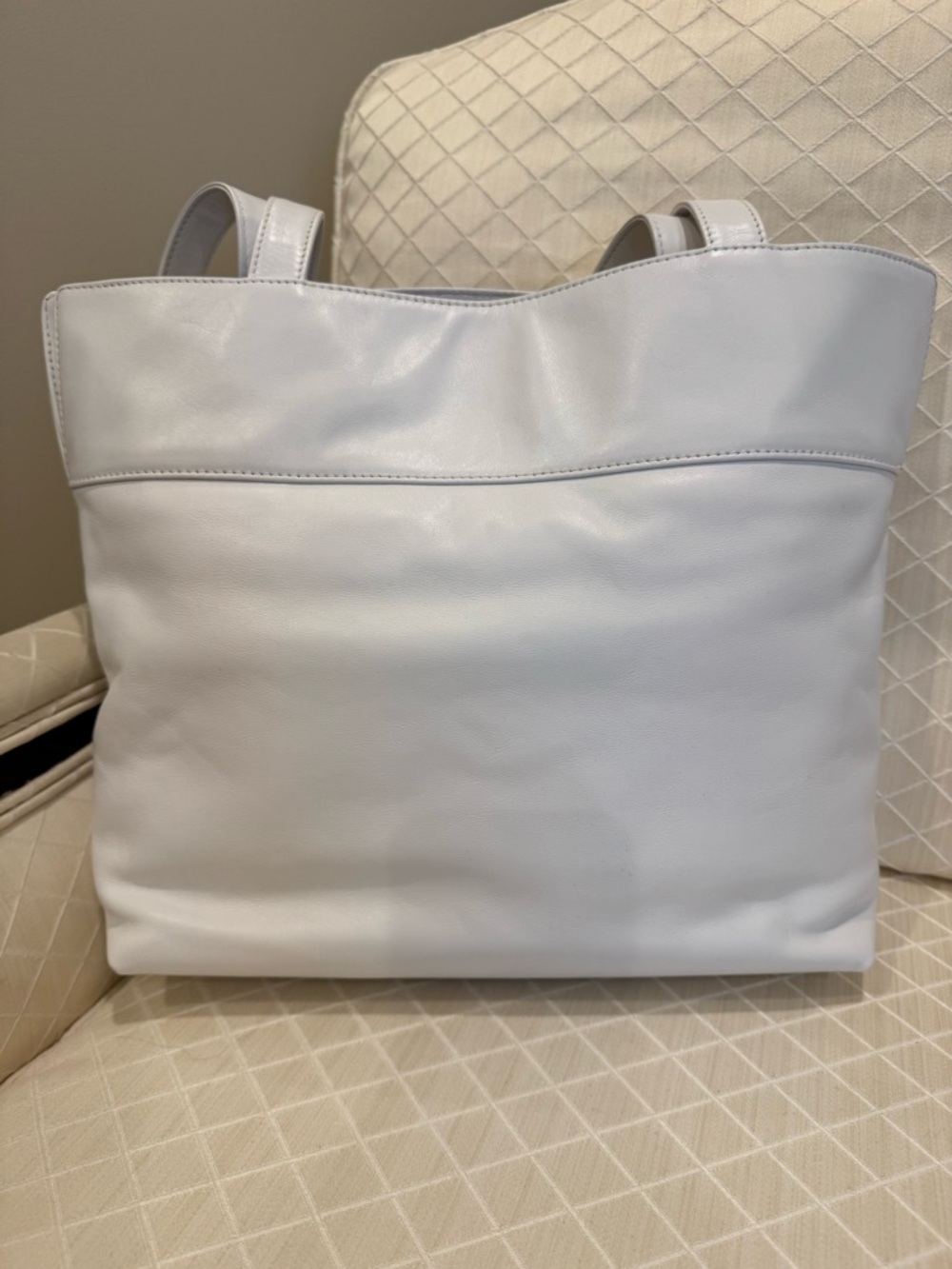 CHANEL White Quilted-Logo Leather Tote - Picture 2 of 6